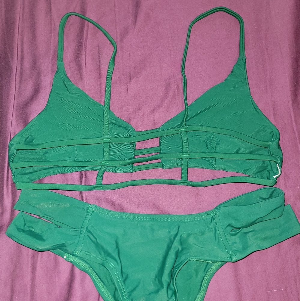 Bikini - Picture 2 of 2